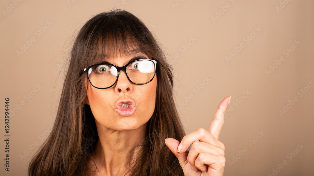 Frau, Hinweis, Zeigefinger, Drohung Frau, Hinweis, Zeigefinger, Drohung