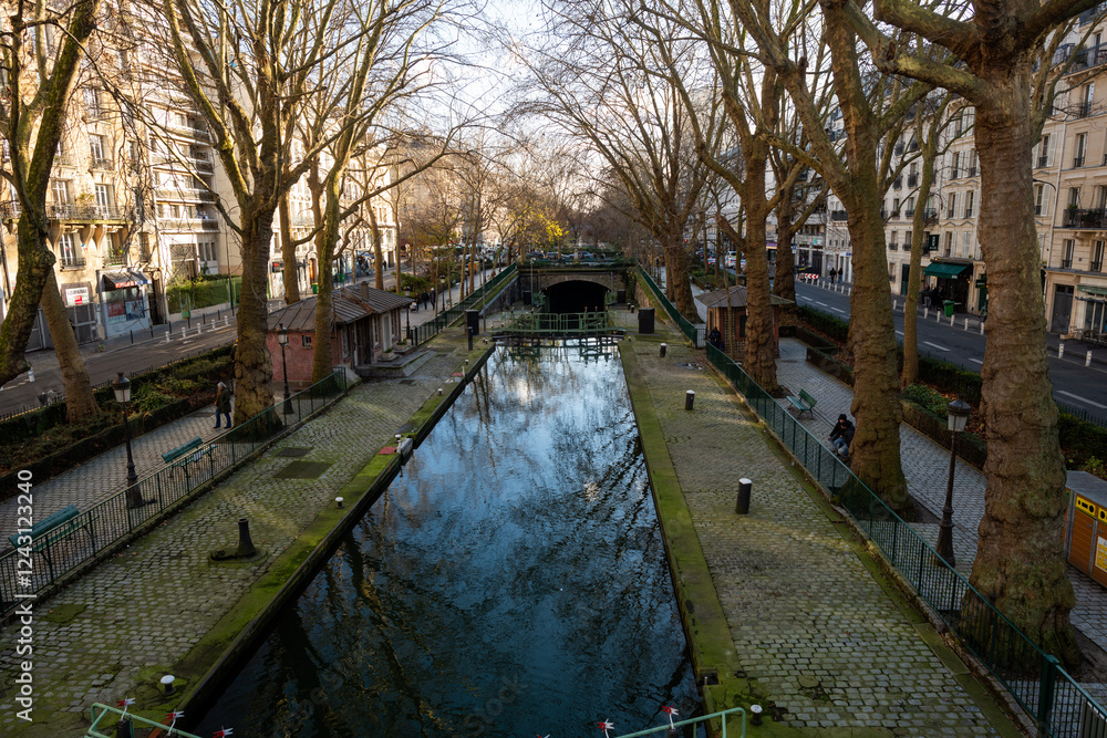 vue urbaine du canal Saint Martin à Paris en France vue urbaine du canal Saint Martin à Paris en France