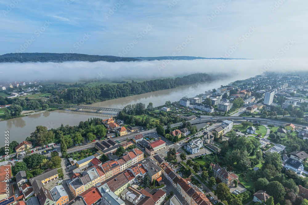 Naklejka premium Die oberösterreichische Grenzstadt Braunau am Inn aus der Vogelperspektive