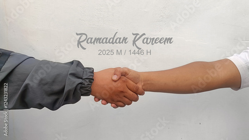Valokuva a handshake between two people forgiving each other marks the arrival of the holy month of Ramadan