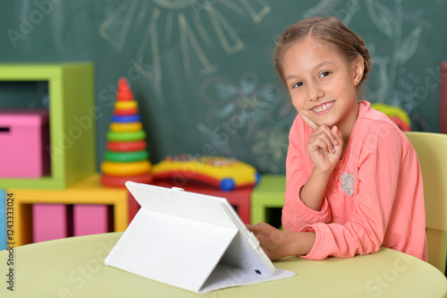 Obraz na płótnie Portrait of girl studing with tablet at classroom w salonie