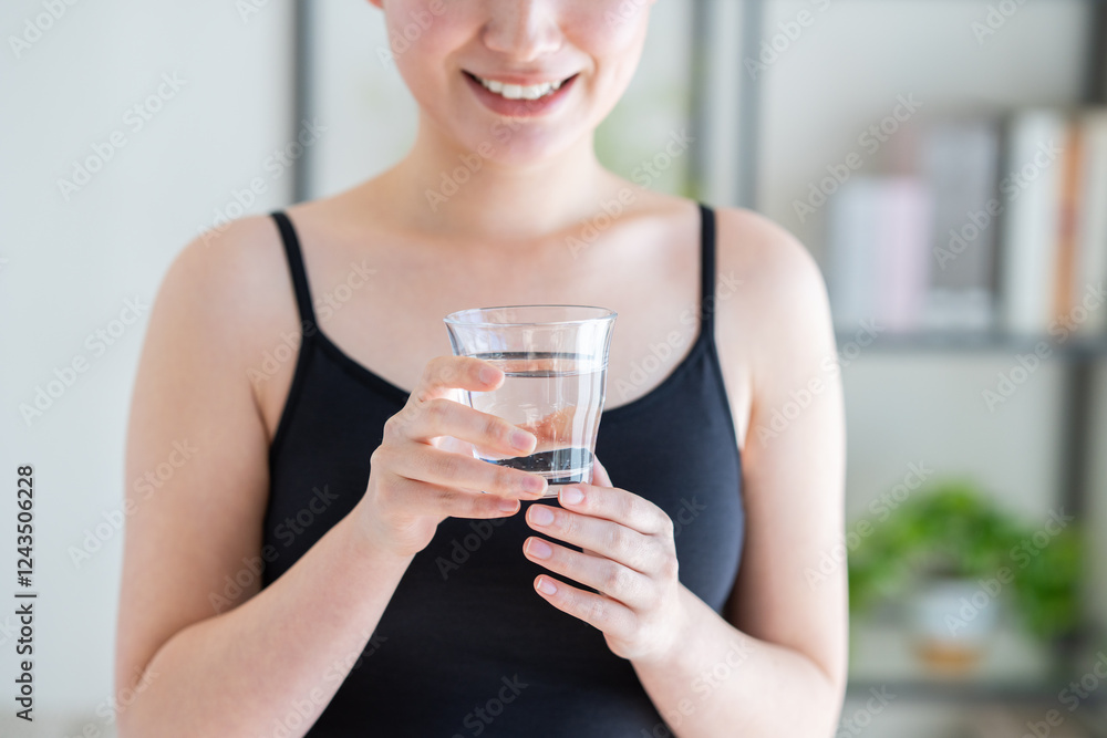 ミネラルウォーターを飲む若い女性 ミネラルウォーターを飲む若い女性