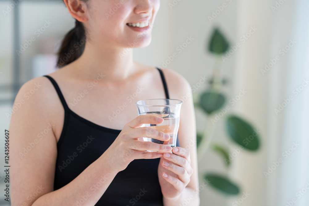ミネラルウォーターを飲む若い女性 ミネラルウォーターを飲む若い女性