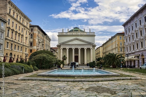 Obraz na płótnie triest, italien - canal grande mit der kirche sant antonio nuovo w salonie