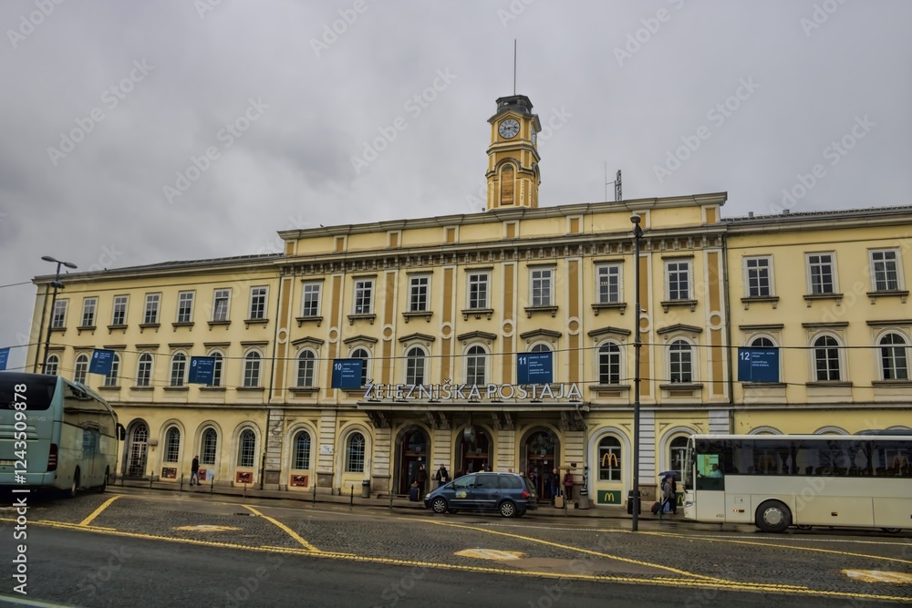 ljubljana, slowenien - altes bahnhofsgebäude mit uhrturm