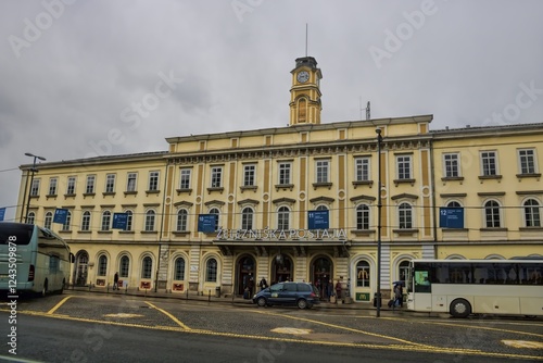 Obraz na płótnie ljubljana, slowenien - altes bahnhofsgebäude mit uhrturm w salonie