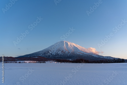 冬の羊蹄山　倶知安町より