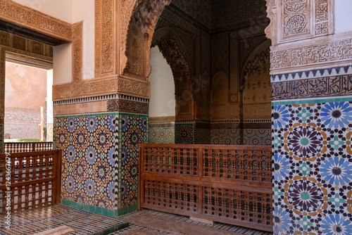 Tombeaux saadiens, the Sadite tombs of Marrakesh date from the time of the great Sadite sultan Ahmed al-Mansur. The mausoleum protects the bodies of sixty sadites.