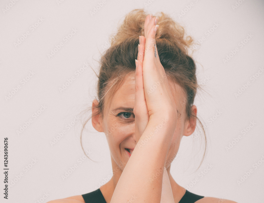 Fototapeta premium frau, haar, schönheit, gesicht, leitbild, blond, yoga, pilatis, meditieren, meditaion, leute, gestalten, person, frau, blond, kopf, haut, ausdruck, lächeln, glamour, 1, auge, make-up, frisur, close up
