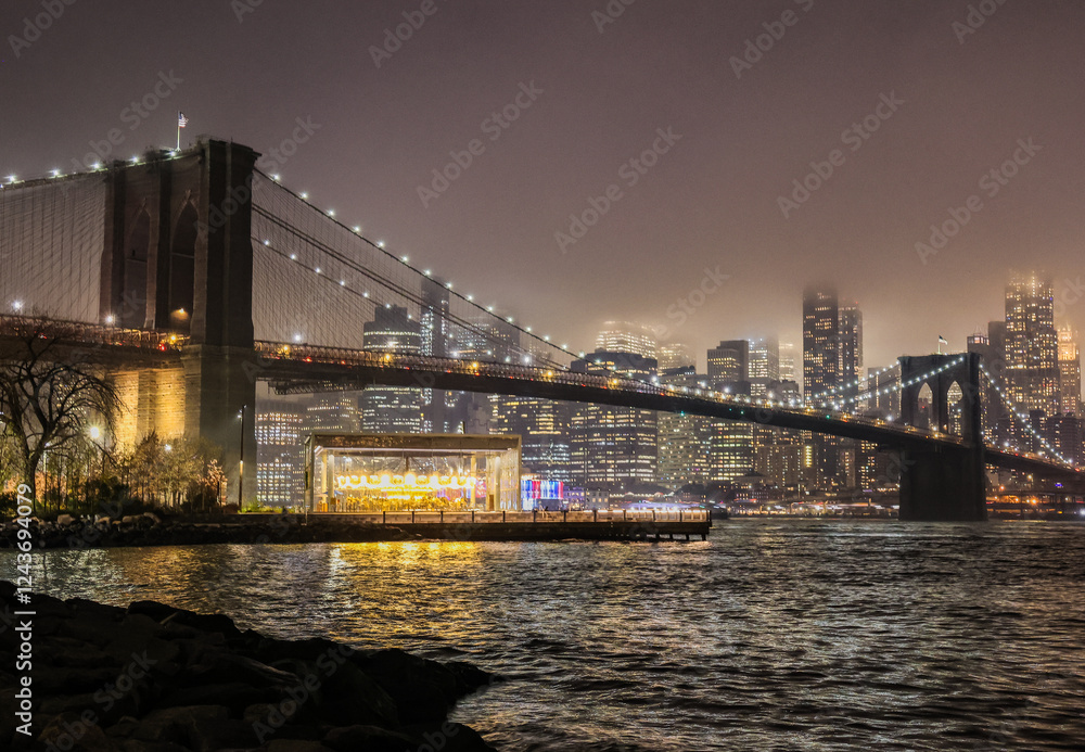 Fototapeta premium Manhattan skyline and Brooklyn Bridge on a foggy December night