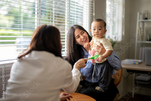 Foto A woman is holding a baby in her arms while another woman sits behind her