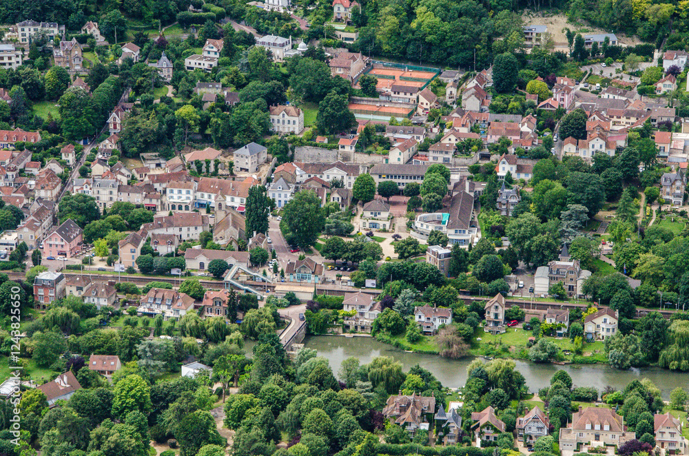 vue aérienne du village de Villennes-sur-Seine en france vue aérienne du village de Villennes-sur-Seine en france