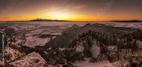 Fototapeta Naklejka Na Ścianę i Meble -  Pieniny , góry, zima, śnieg, Karpaty, mgły, Tatry, Dunajec
