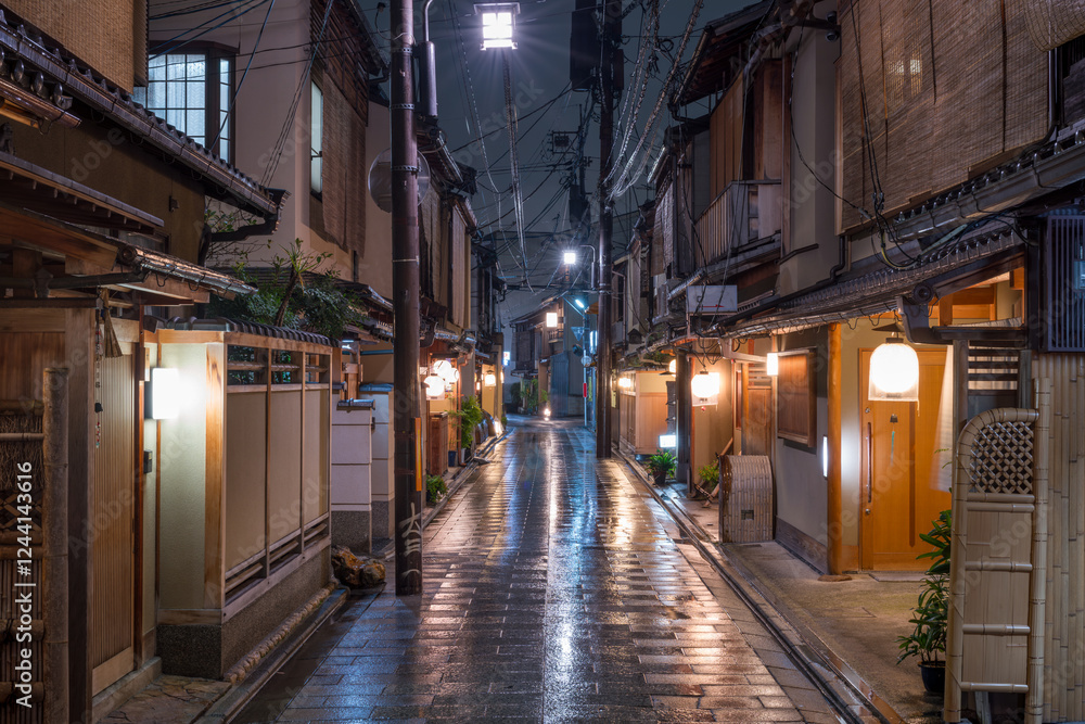 Narrow alley at night, Gion district, Kyoto, Japan