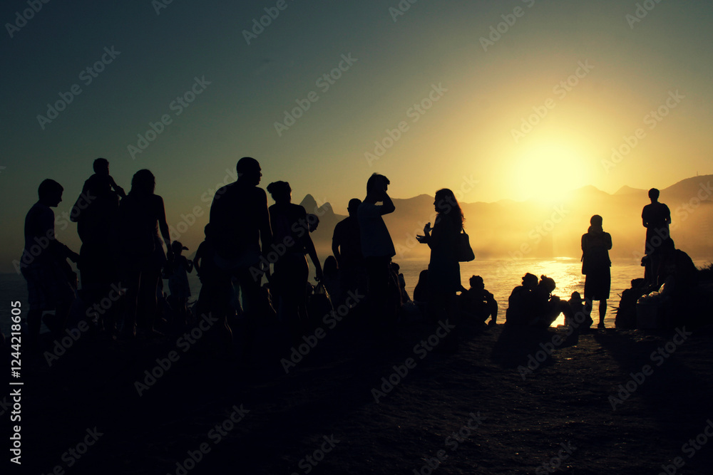 Fototapeta premium silhouettes of people at sunset