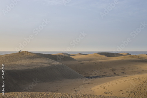 Obraz na płótnie Vast sand dunes landscape with a small figure highlighting the scale. w salonie