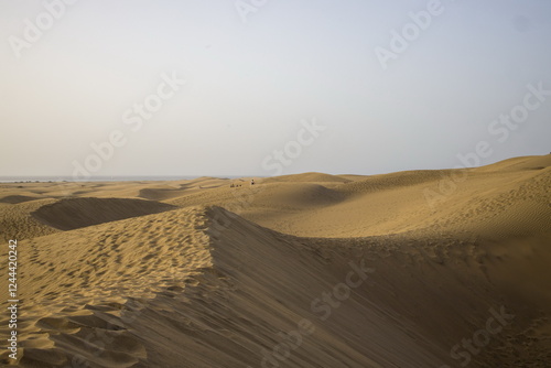 Obraz na płótnie Vast sand dunes landscape with a small figure highlighting the scale. w salonie