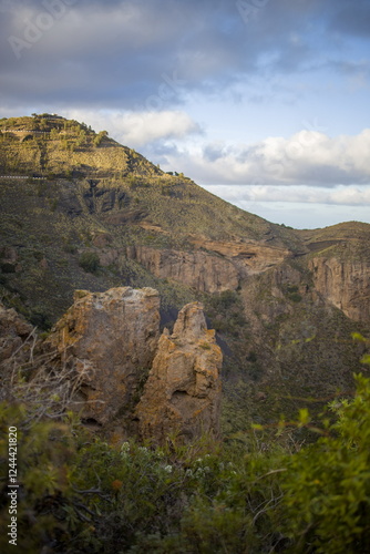 Obraz na płótnie Rugged mountain landscape Bandama Caldera, Gran Canaria, with a prominent rock cliff or outcrop. w salonie