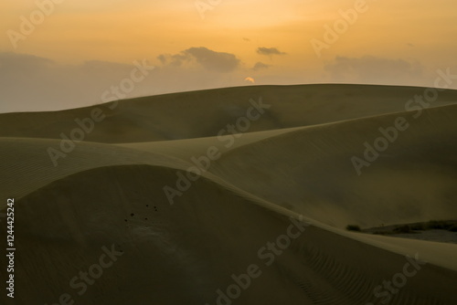 Obraz na płótnie Maspalomas Dunes, Sand dune landscape at sunset or sunrise. w salonie