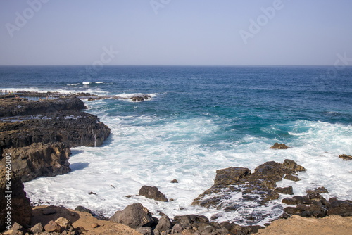 Obraz na płótnie Waves crashing against a rocky shoreline in Gran Canaria. w salonie