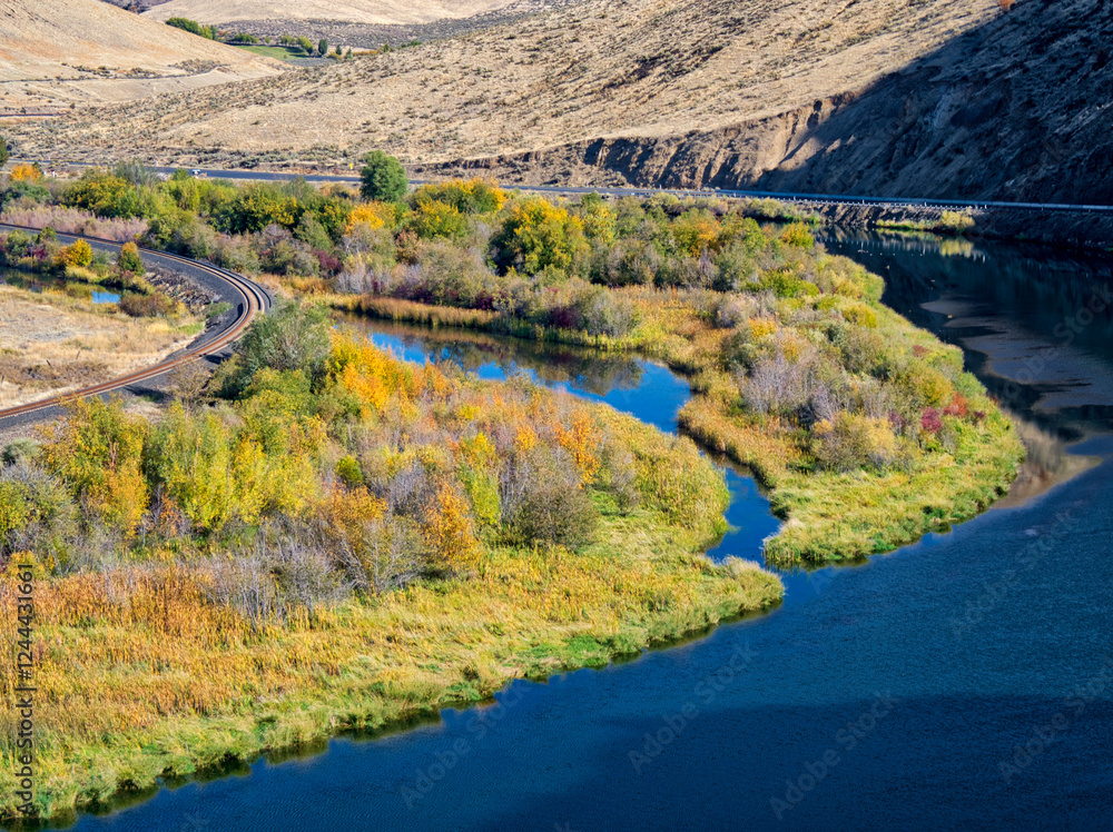 Fototapeta premium USA, Washington State, Kittitas County. The Yakima River along the canyon road in Kittitas County in fall.