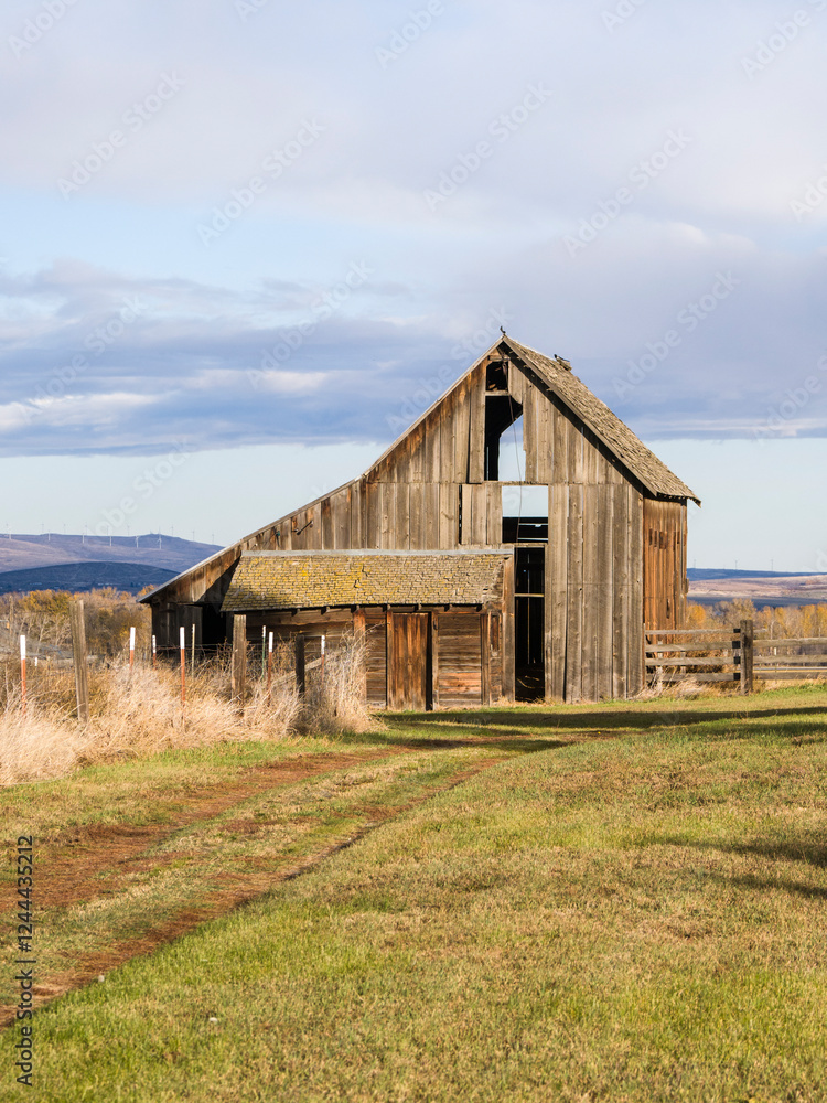 Obraz premium USA, Washington State, Kittitas County. Old wooden barn in Kittitas County.