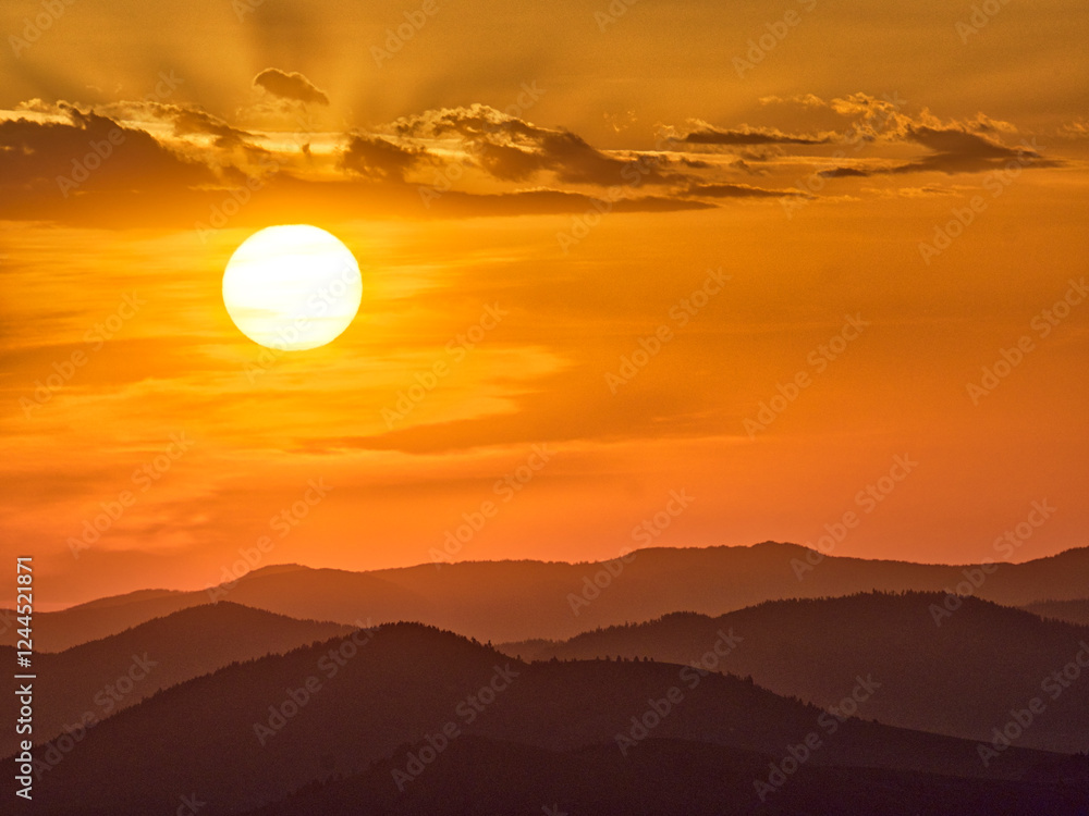 Obraz premium USA, Washington State, Palouse Region. Sunrise from Steptoe Butte with hills and sunrays