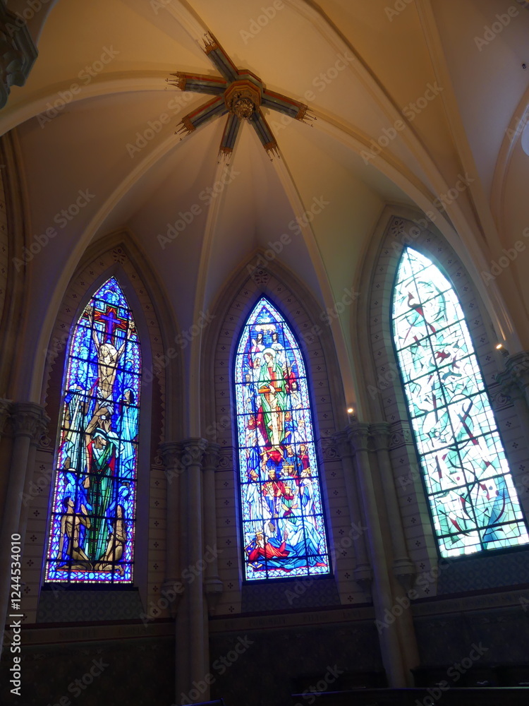 Fototapeta premium Architecture intérieur église vitraux