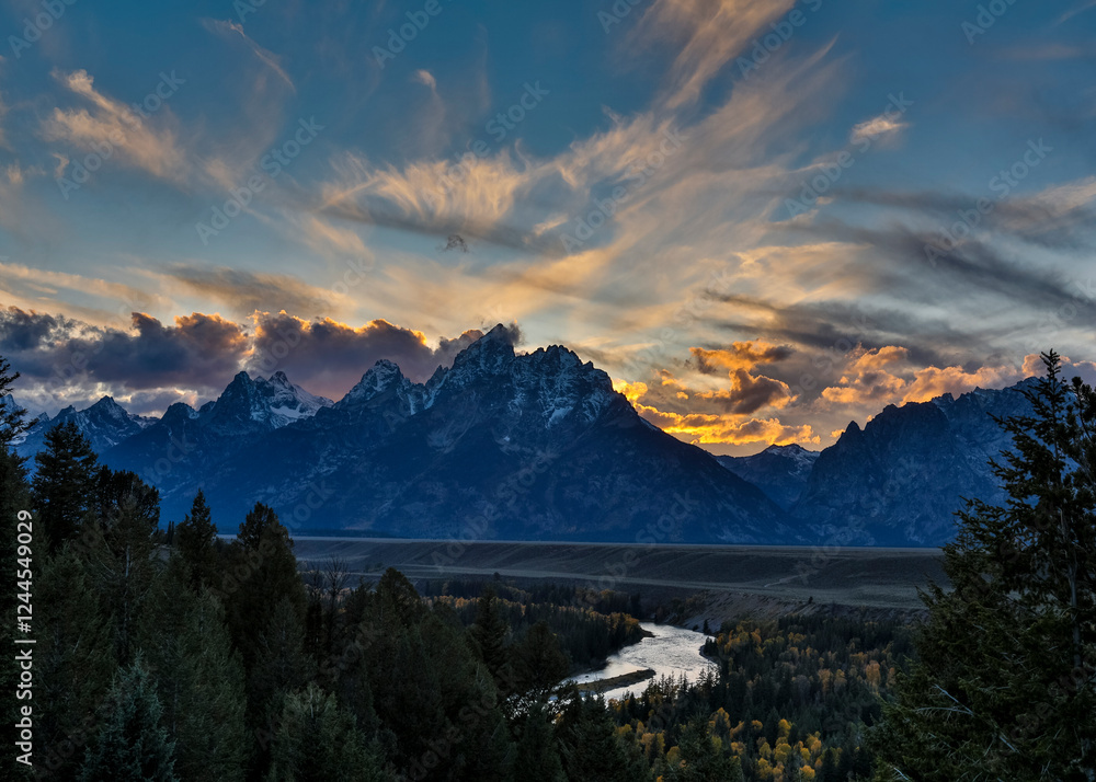 Obraz premium USA, Wyoming. Grand Tetons National Park evening light over the Teton Mountains from the Snake River Overlook