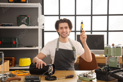 Male worker with screwdrive...