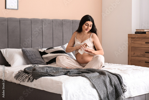 Beautiful pregnant woman ap...