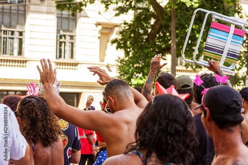 Foliões pulando carnaval de rua nas ruas da cidade de São Paulo. 
