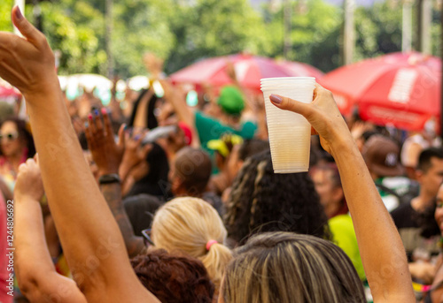 Pessoas comemorando em carnaval de rua de São Paulo. 