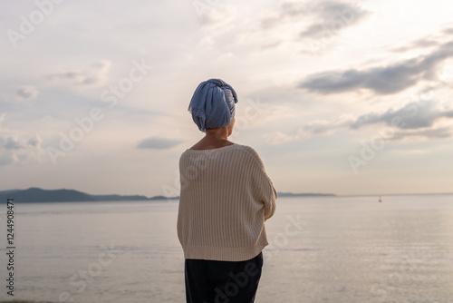 Cuadro en lienzo Woman wearing a headscarf, a common symbol of strength among cancer patients undergoing treatment chemotherapy symbolizes the continuation of life and hope amidst adversity emotional strength