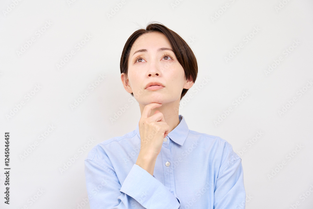 考える女性 白背景 考える女性 白背景