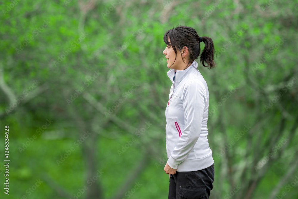 公園でスポーツする女性 公園でスポーツする女性