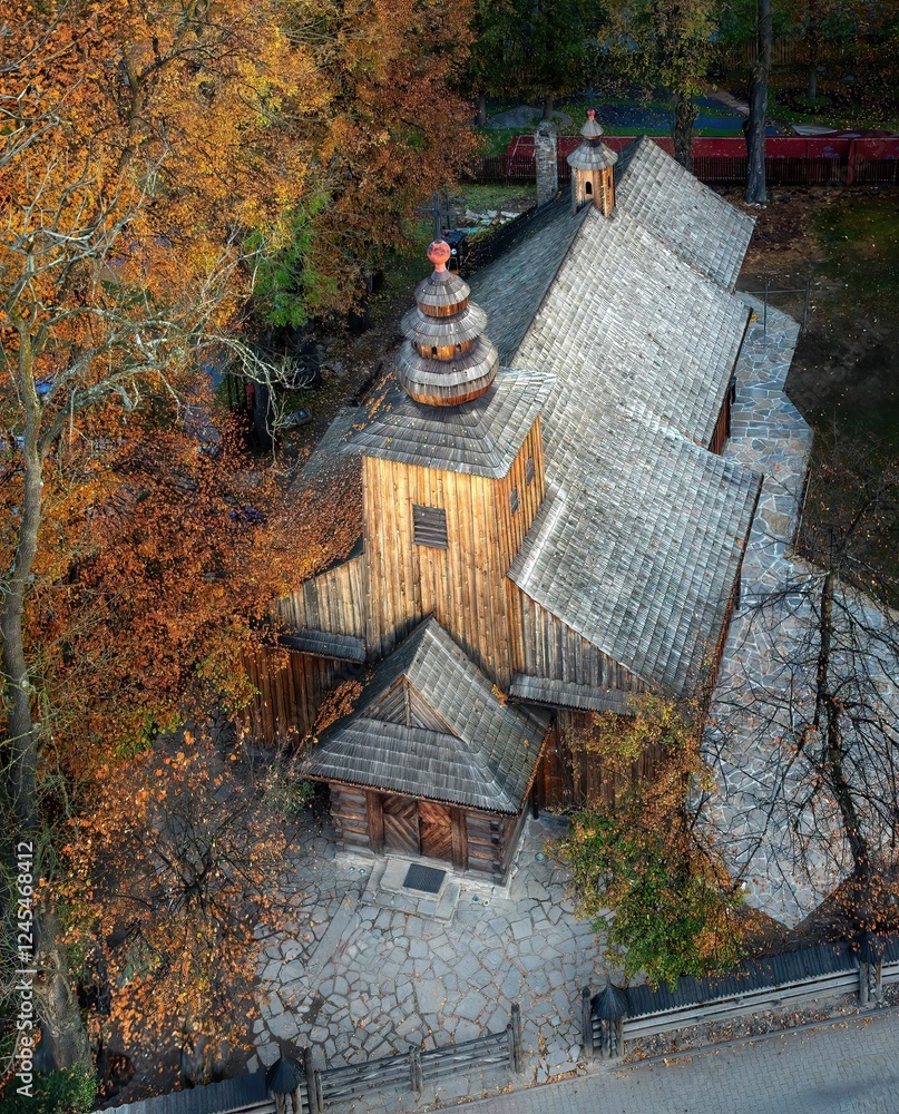 Zakopane: Stary Kościół na Pęksowym Brzysku jesienią z lotu ptaka