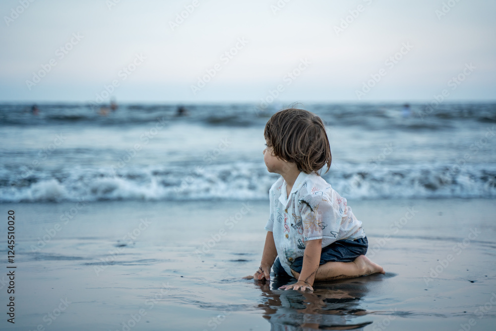 海で水遊びを楽しむ男の子