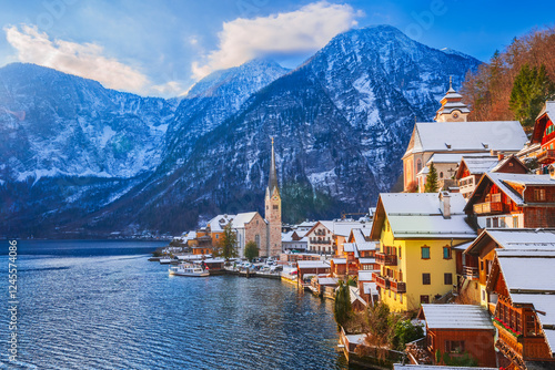Obraz na płótnie Hallstatt, Austria. Idyllic Alpine village snow-covered, serene lake, majestic mountains and sunny winter charm, Upper Austria. w salonie
