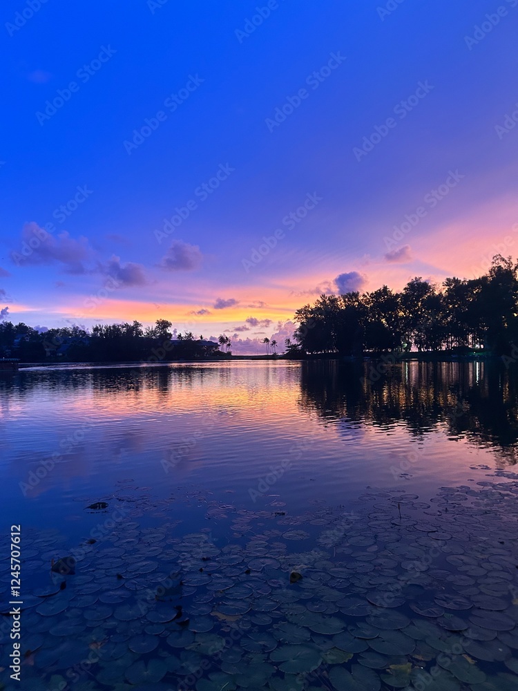 Obraz premium Stunning Pink Sky over a Lake in Phuket, Thailand