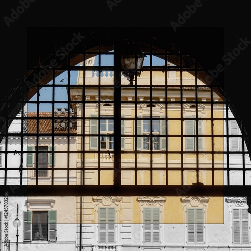 Wallpaper Mural Cornice bianco e nero con foto a colori di arco con sfondo edificio Torontodigital.ca