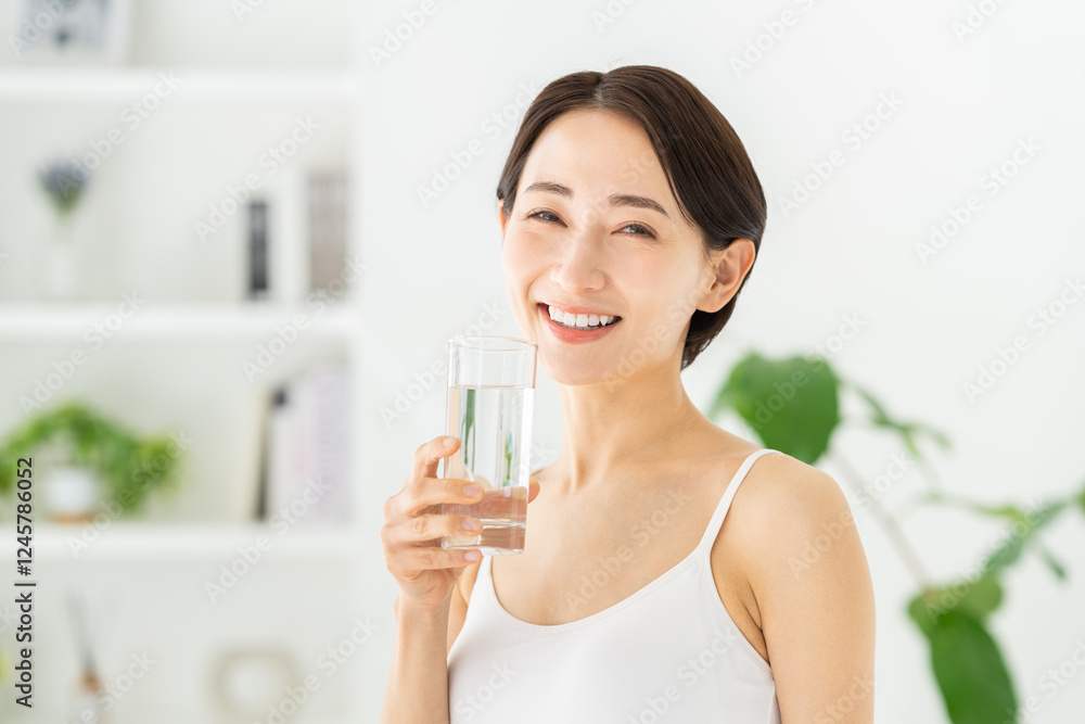 ミネラルウォーターの飲むミドルの女性 ミネラルウォーターの飲むミドルの女性