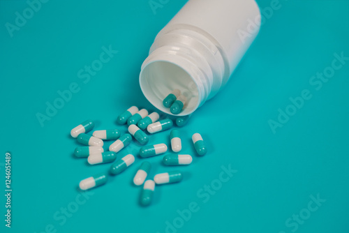 Fotografía Close-up of a prescription pill bottle with capsules spilling out