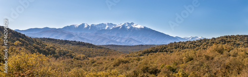 Panorama du mont Canigou dans les Pyrénées orientales photo