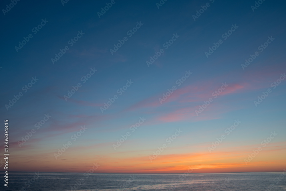 Fototapeta premium 夕暮れの光る海 