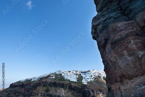 Santorini, Vulkaninsel in der griechischen Ägäis, Epizentrum von Erdbeben. photo