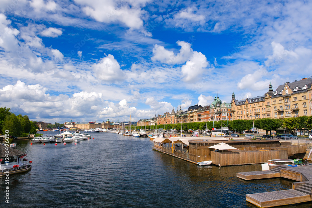 Obraz premium スウェーデン ストックホルムの湖と街並み、ユールゴーデン橋から