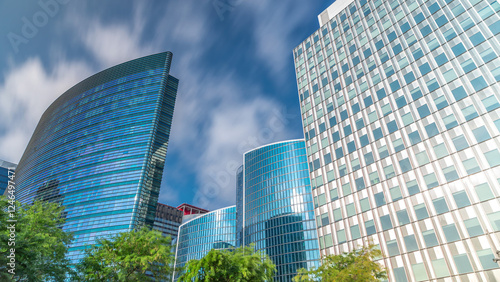 Fotografi Timelapse of modern office buildings
