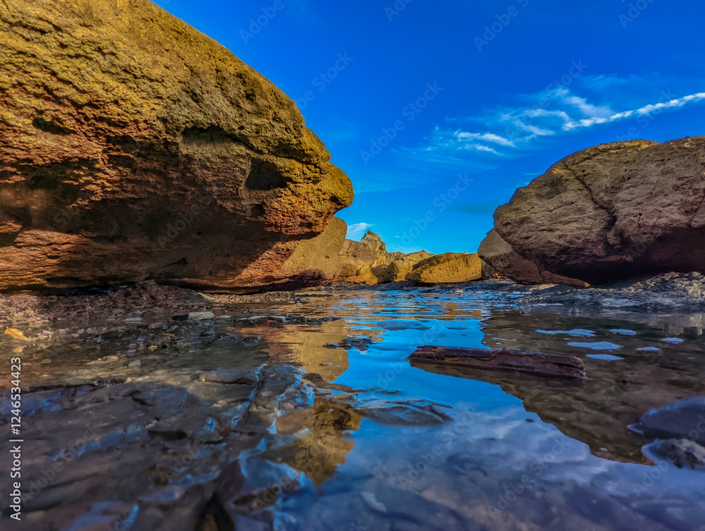 Fototapeta premium 岩場の水面に映る空