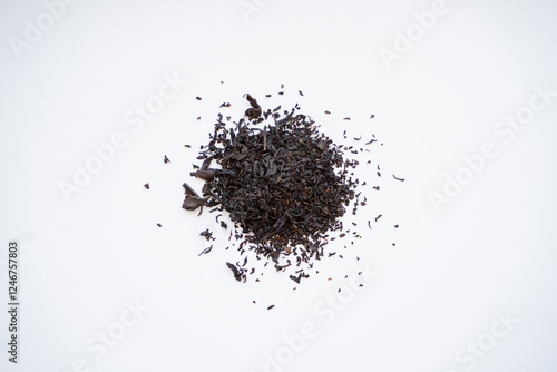 Obraz na płótnie a small pile of black and green tea lies on a white background w salonie